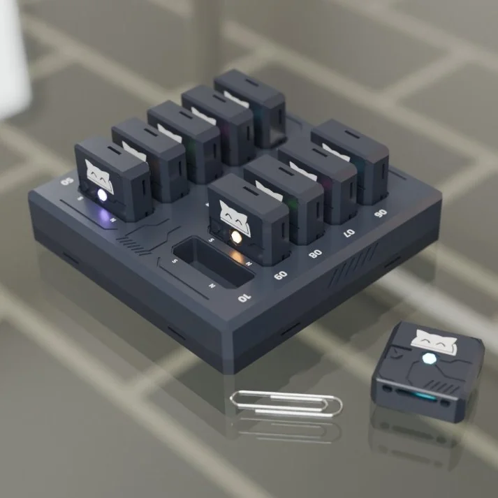 Trackers SlimeVR madTrackers en su dock de carga, con un tracker suelto al lado