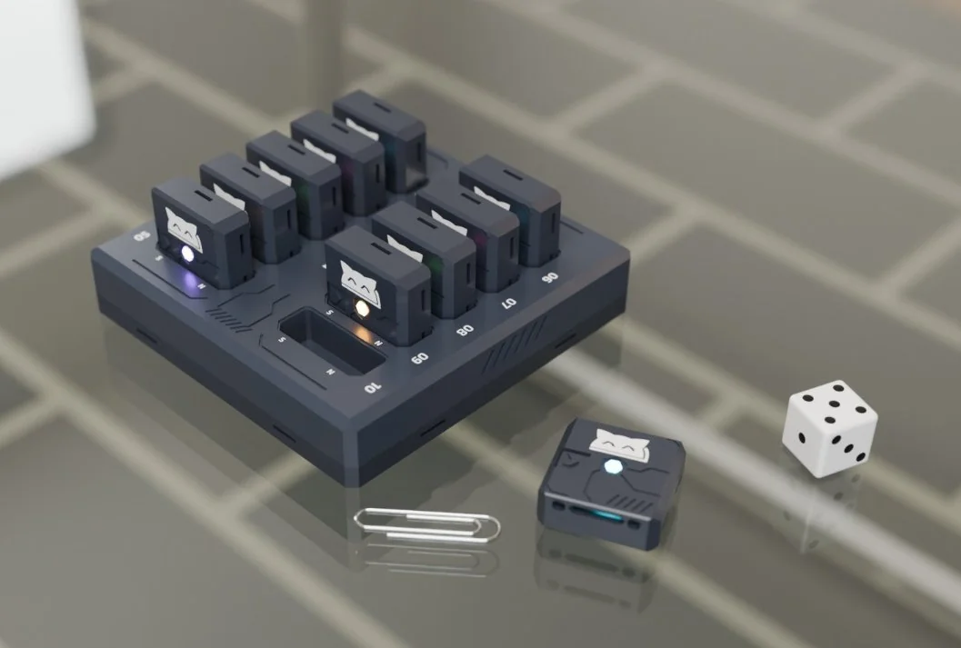 Trackers VR madTrackers en su dock de carga, con un tracker suelto al lado
